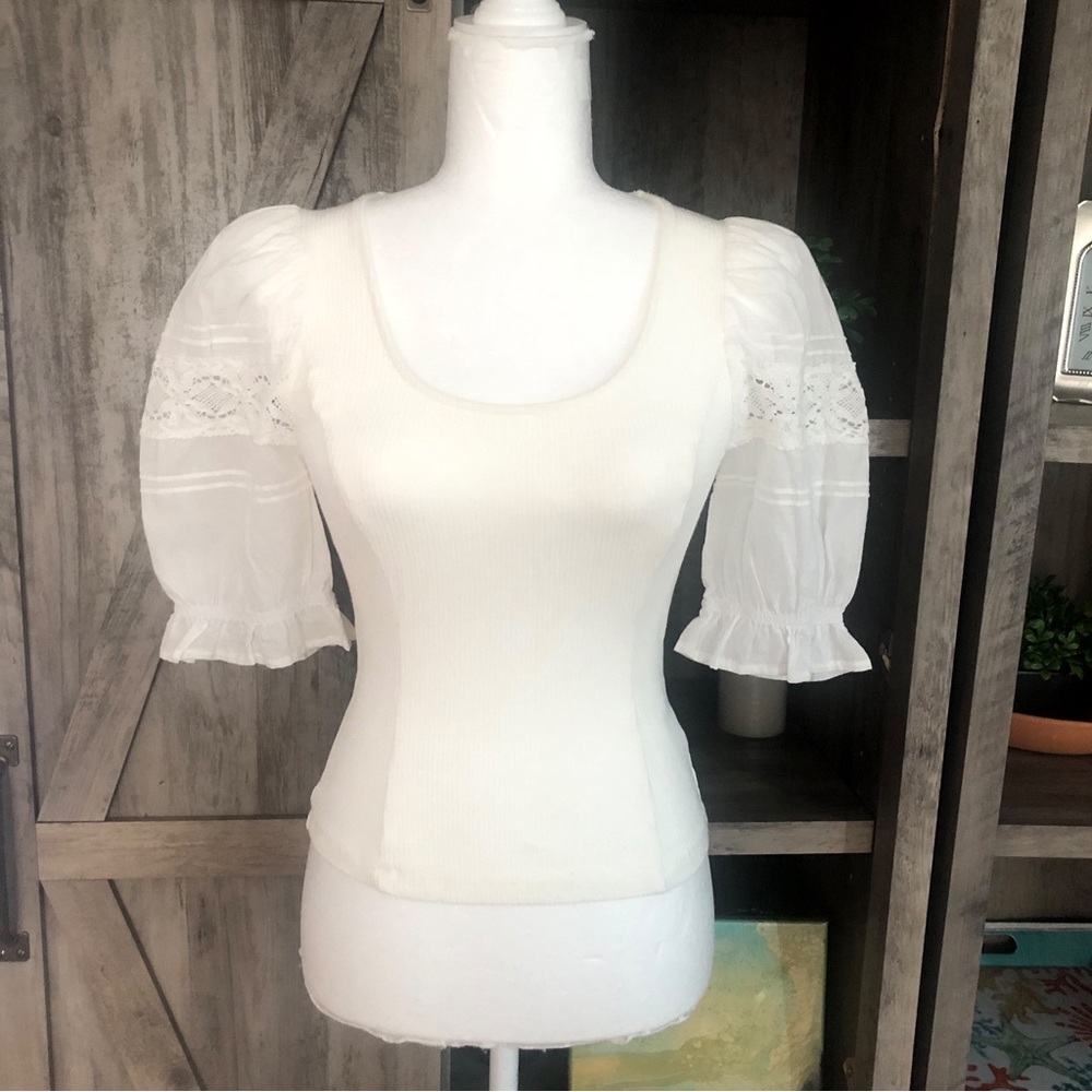 Lulus Cream Crochet Lace Detail Sleeve Top size small. Excellent condition